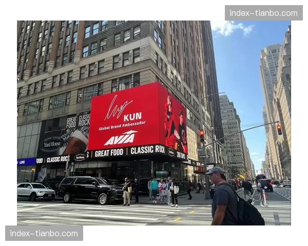 粉丝自制巨幅海报支持偶像，成世锦赛看台一景