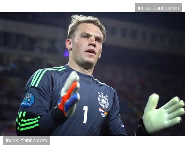 特写:诺伊尔多次神扑难救主,赛后倚靠门柱神情落寞 特写:诺伊尔多次神扑难救主,赛后倚靠门柱神情落寞