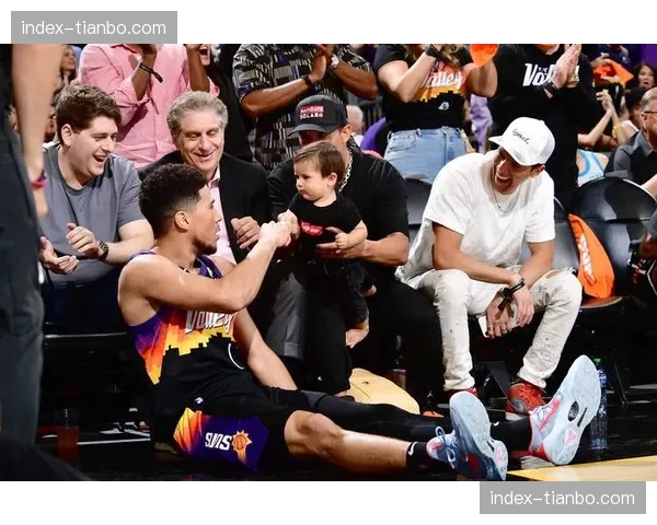 季前赛公益活动:球员与当地小球迷组队进行投篮游戏 季前赛公益活动:球员与当地小球迷组队进行投篮游戏